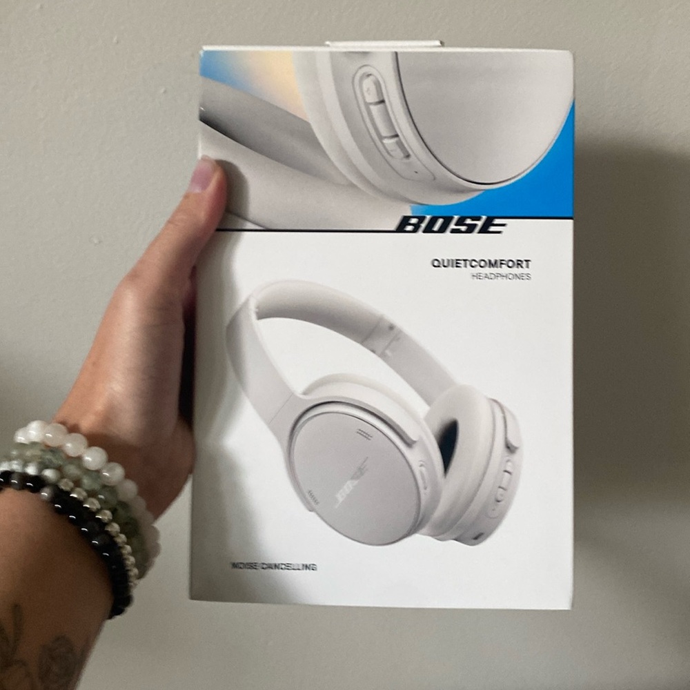 UNOPENED BOSE Quiet Comfort Bluetooth Headphones Factory Sealed White NWB